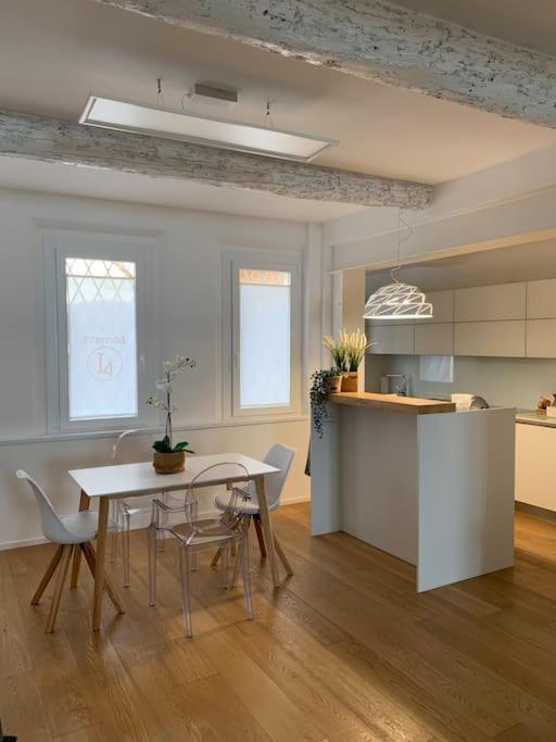 Interno4Home: In Centro Storico Con Posto Auto Ферара Екстериор снимка