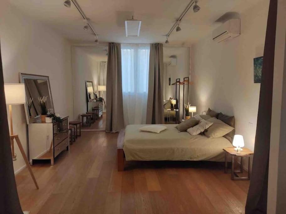 Interno4Home: In Centro Storico Con Posto Auto Ферара Екстериор снимка