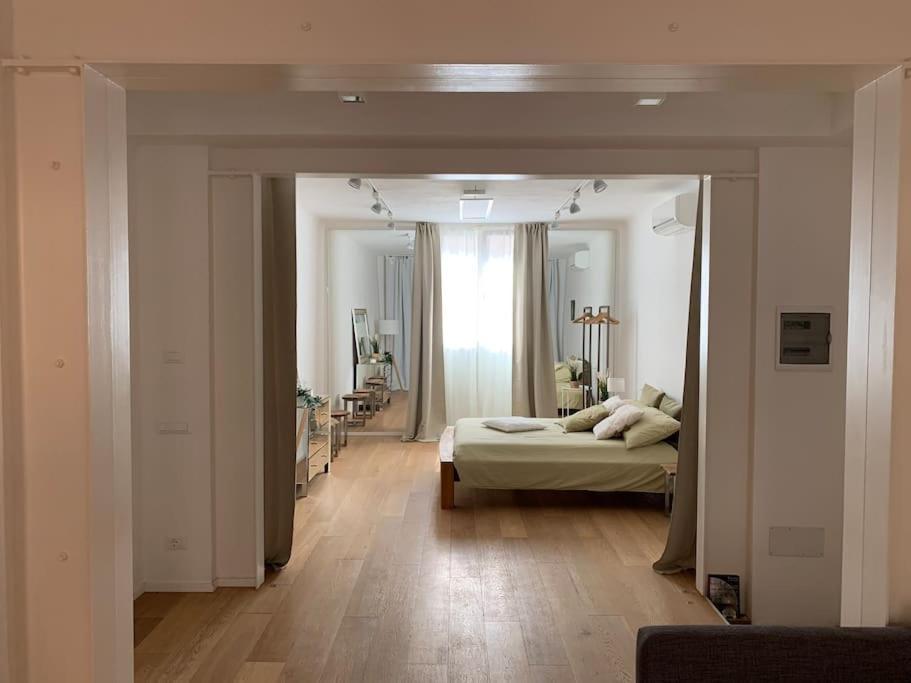 Interno4Home: In Centro Storico Con Posto Auto Ферара Екстериор снимка