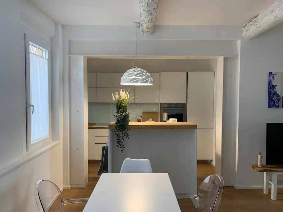 Interno4Home: In Centro Storico Con Posto Auto Ферара Екстериор снимка
