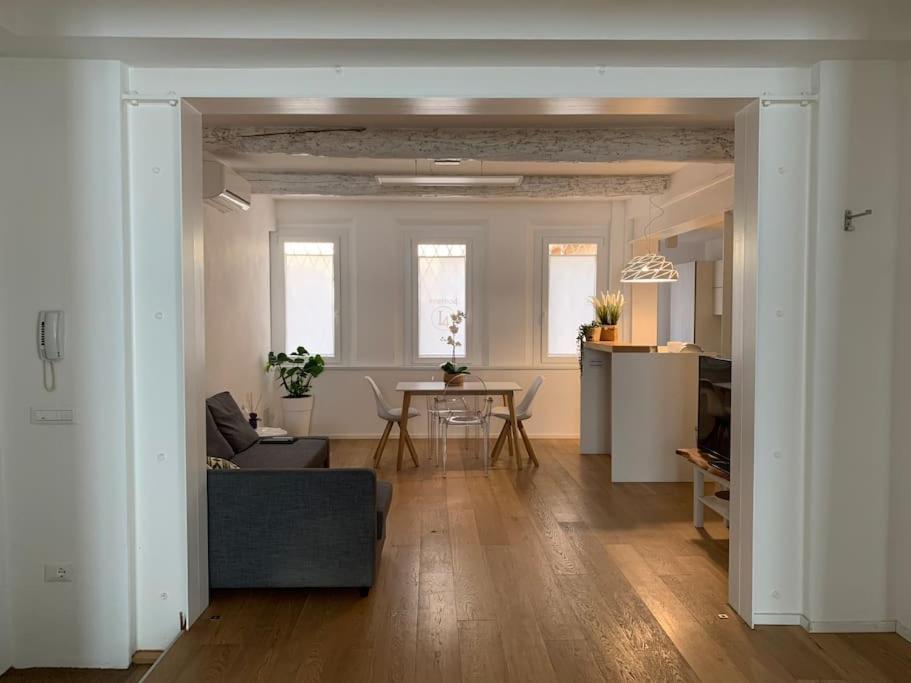 Interno4Home: In Centro Storico Con Posto Auto Ферара Екстериор снимка