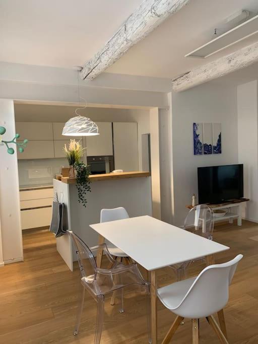Interno4Home: In Centro Storico Con Posto Auto Ферара Екстериор снимка