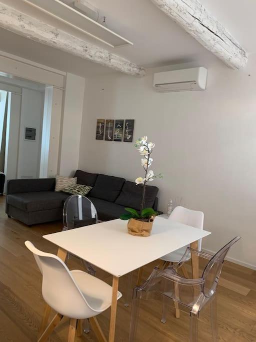 Interno4Home: In Centro Storico Con Posto Auto Ферара Екстериор снимка